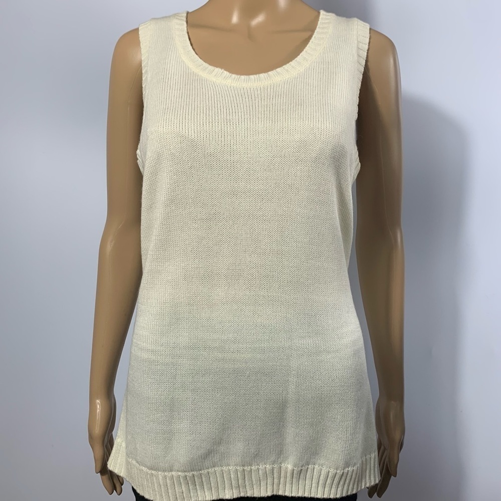 Women’s D&Co.White Knitted  Sweater Vest Round Neckline Size M